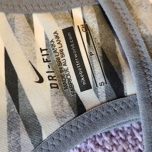 Nike dri fit tank with built-in sports bra - Picture 4 of 8